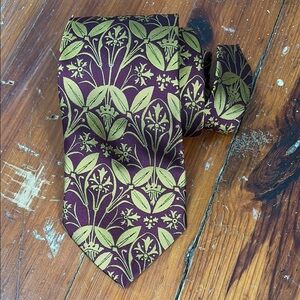 Victoria & Albert Museum Elegant Gold & Red Floral 100% Silk Tie